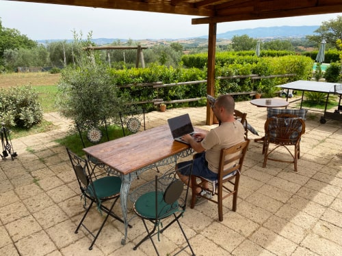 lavoro casamenti nomadi digitali min