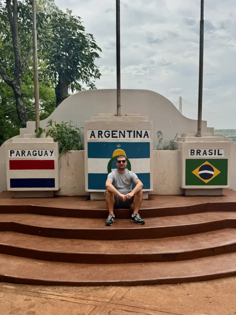 Argentina per nomadi digitali 21 Il cippo del triplice confine fra Argentina, Brasile e Paraguay. Novembre 2024.