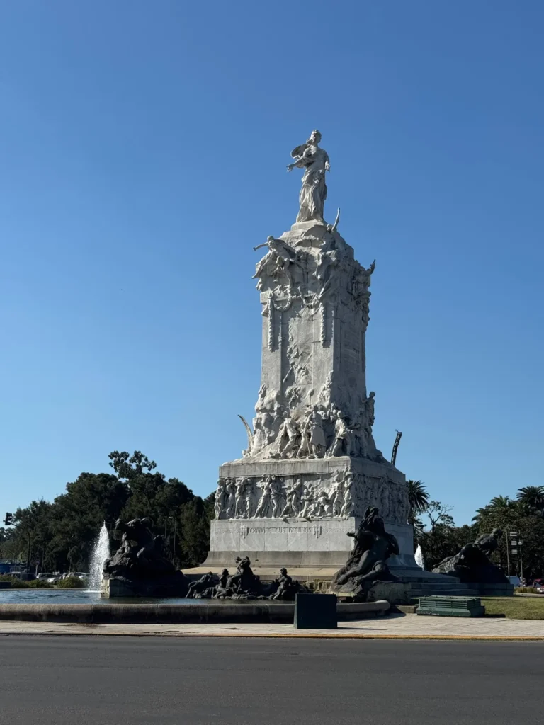 Argentina per nomadi digitali 2 Il Monumento de los Españoles, nei parchi di Palermo a Buenos Aires. Ottobre 2024.