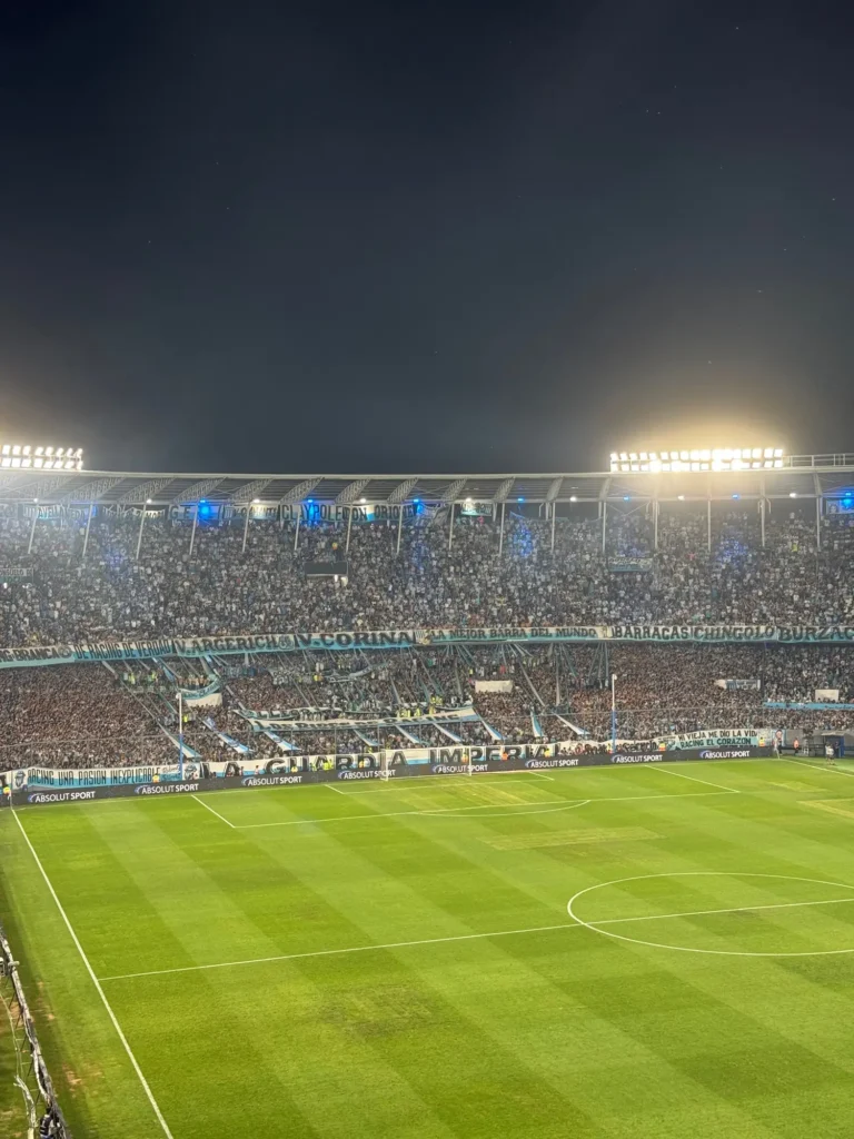 Argentina per nomadi digitali 7 Una partita di notte, dalla tribuna. Novembre 2024.