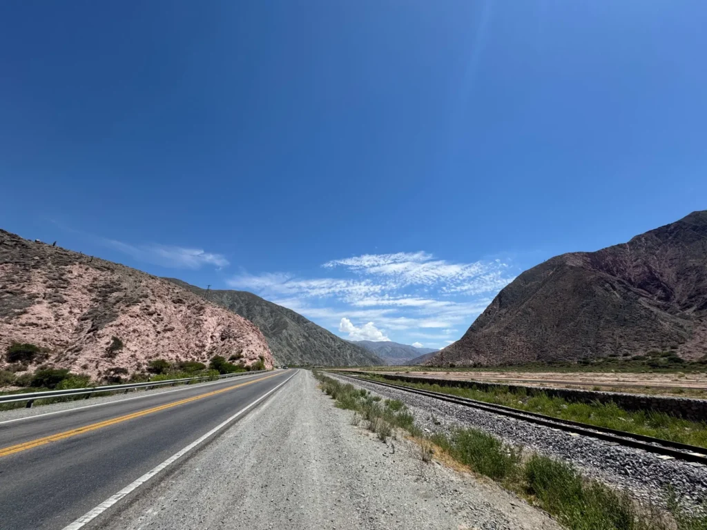 Argentina per nomadi digitali 8 La strada che sale verso Purmamarca, in Jujuy. Novembre 2024.
