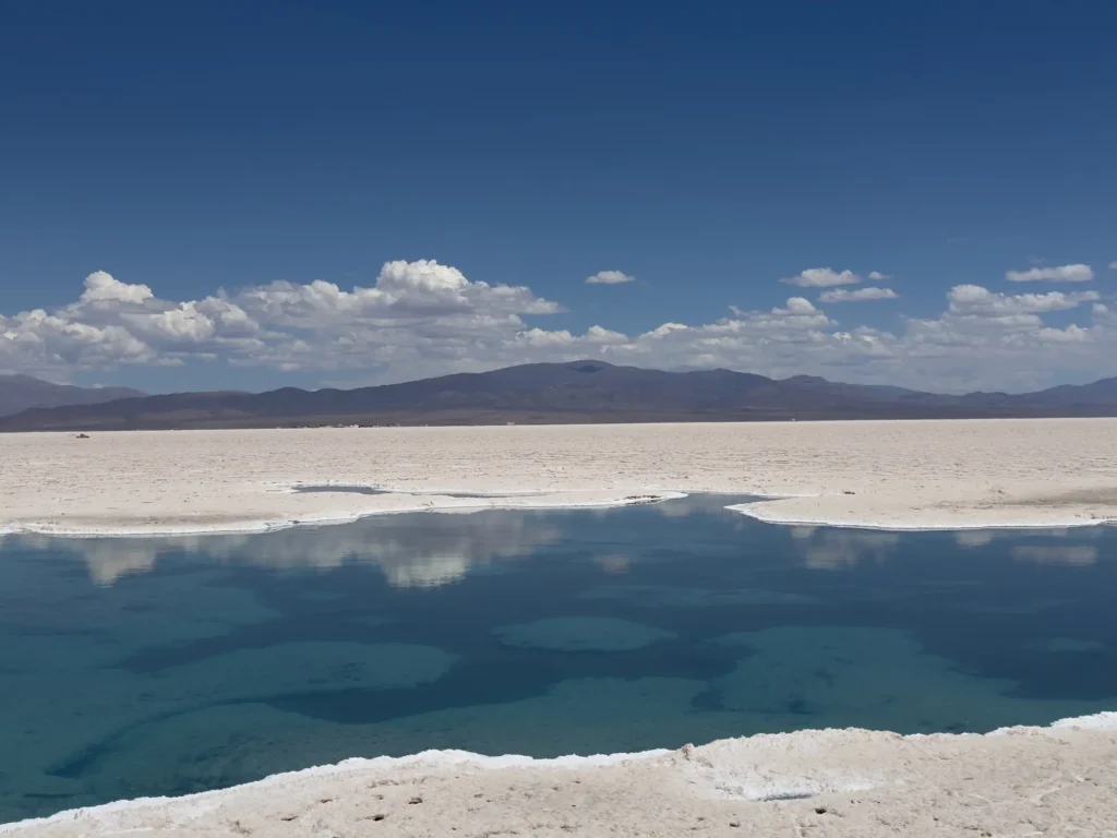 Argentina per nomadi digitali 13 Una pozza nel sale che riflette le montagne. Novembre 2024.