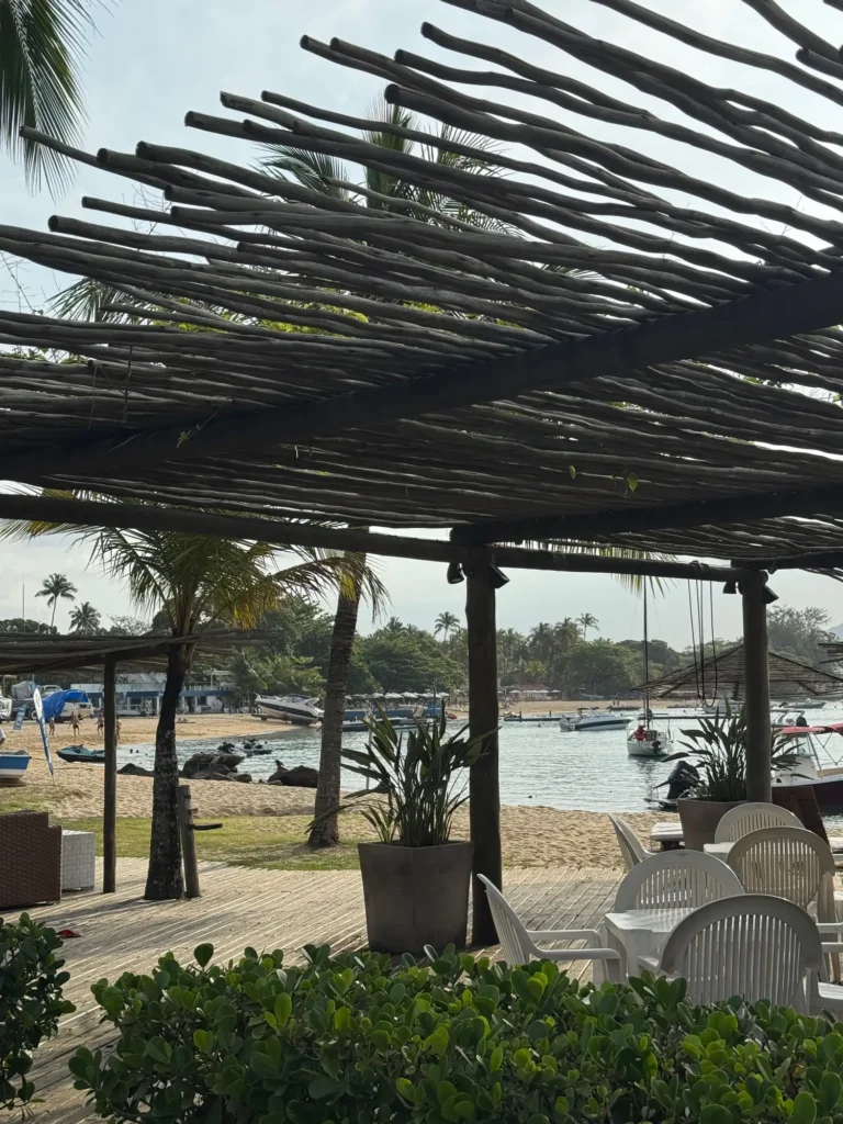 Brasile per nomadi digitali 3 Un chiosco sulla spiaggia di Ilhabela, con i tavoli all’ombra. Novembre 2025.