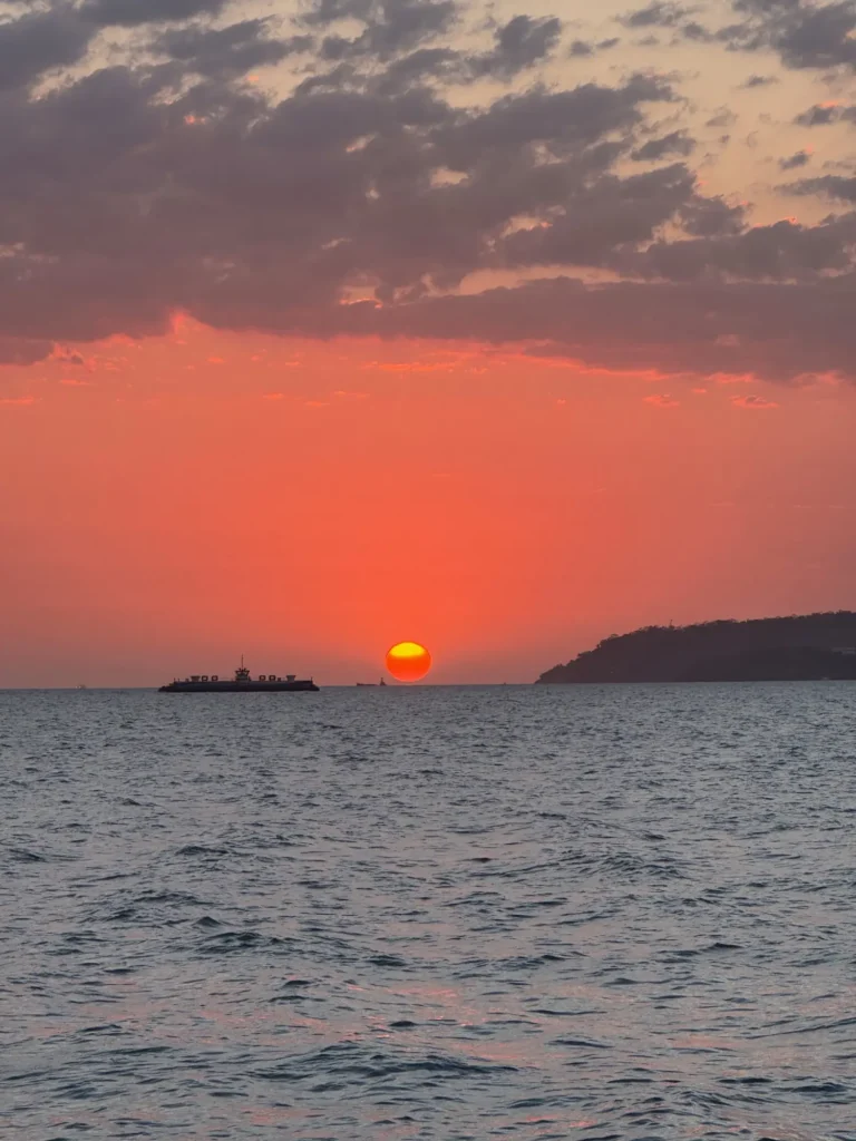Brasile per nomadi digitali 4 Il tramonto sul canale di São Sebastião, davanti a Ilhabela. Novembre 2025.