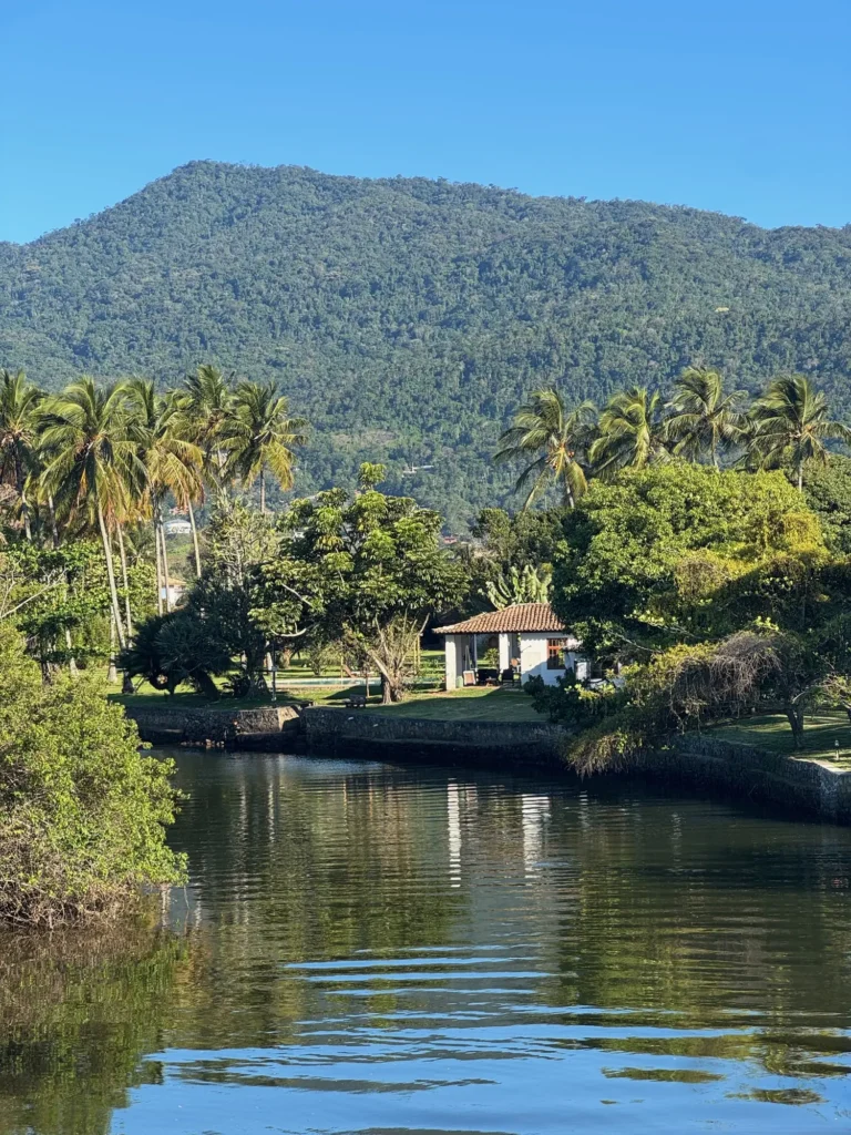 Brasile per nomadi digitali 5 Dietro la costa, Ilhabela sale oltre i mille metri di foresta. Novembre 2025.