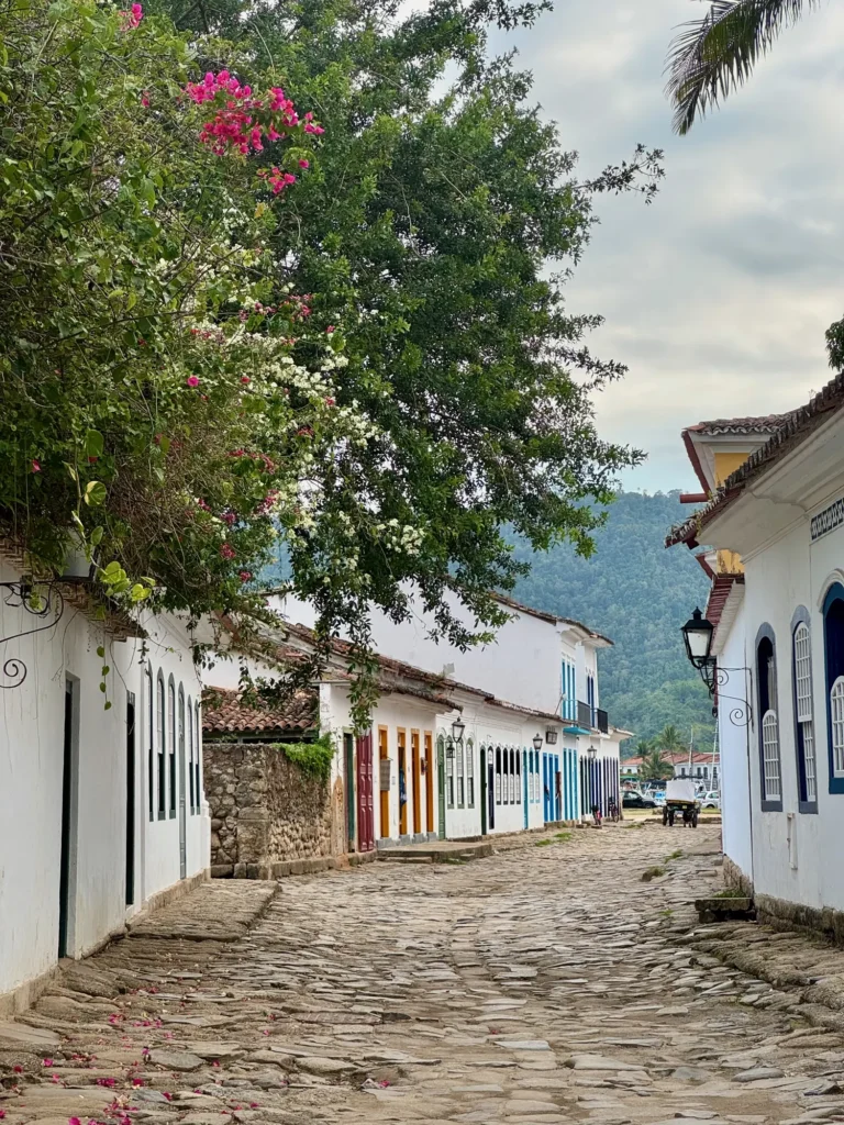 Brasile per nomadi digitali 7 Le strade di Paraty sono lastricate e chiuse alle auto. Dicembre 2025.