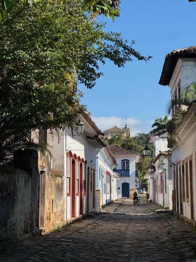 Brasile per nomadi digitali 8 Il centro storico di Paraty verso sera. Dicembre 2025.