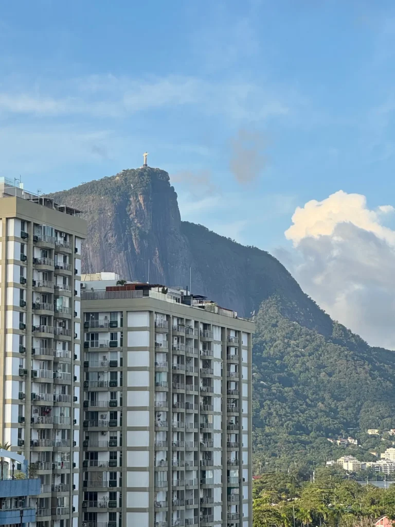 Brasile per nomadi digitali 9 Il Cristo visto dal quartiere, sopra i palazzi di Rio. Dicembre 2025.