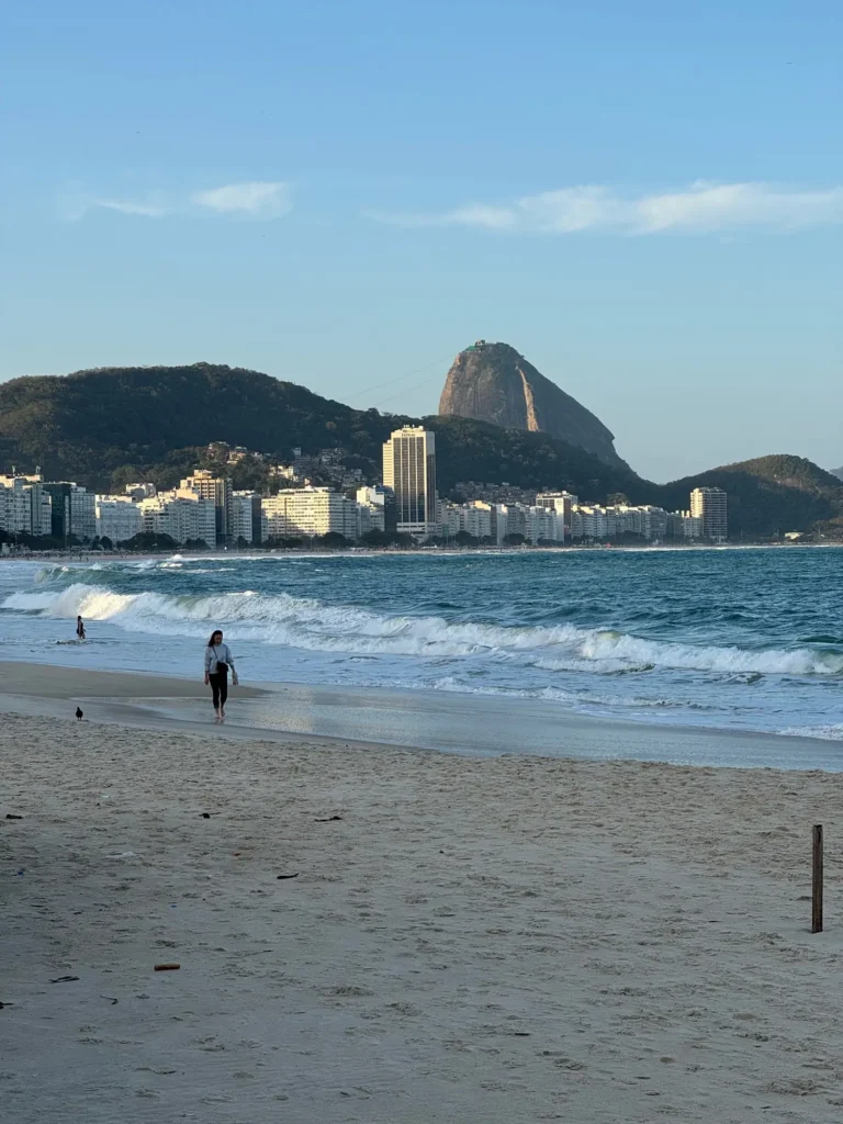 Brasile per nomadi digitali 10 Copacabana d’inverno, con il Pan di Zucchero in fondo. Agosto 2024.