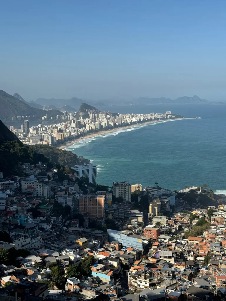 Brasile per nomadi digitali 11 Leblon e Ipanema visti dall’alto del Vidigal. Agosto 2024.