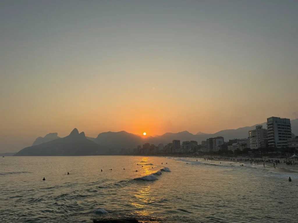 Brasile per nomadi digitali 12 Il sole che cala dietro i Dois Irmãos, da Ipanema. Agosto 2024.