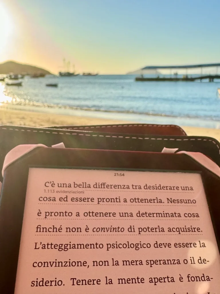 Brasile per nomadi digitali 15 Leggere in spiaggia a Búzios, con le barche davanti. Agosto 2024.