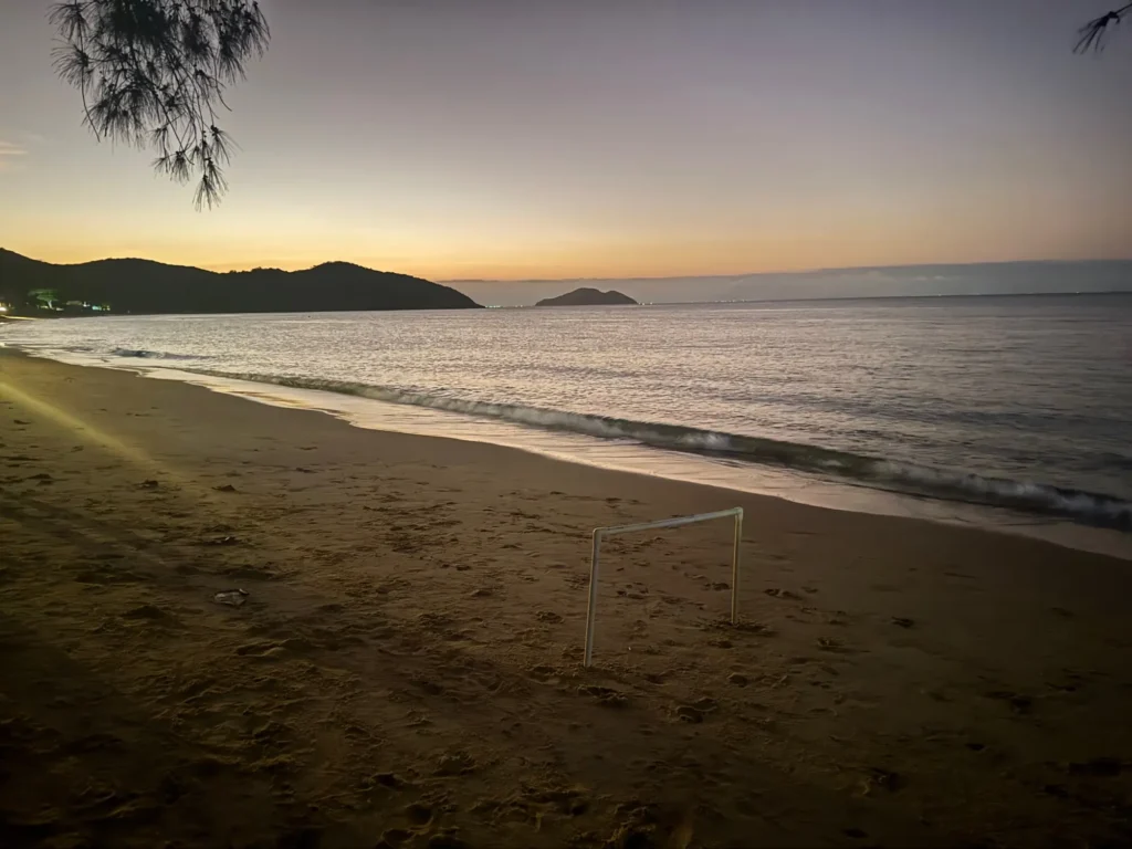 Brasile per nomadi digitali 16 Una porta da calcio sulla spiaggia di Búzios al tramonto. Agosto 2024.