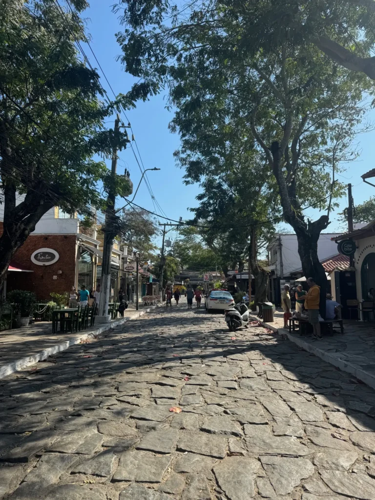 Brasile per nomadi digitali 17 La Rua das Pedras, la strada del centro di Búzios. Settembre 2024.