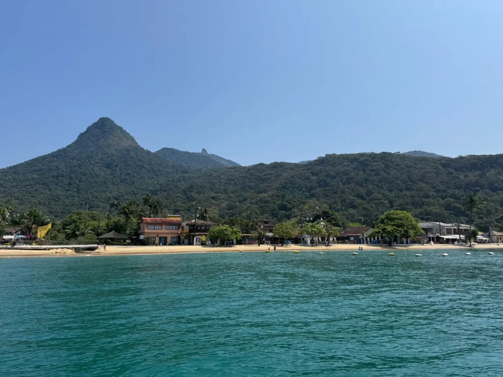 Brasile per nomadi digitali 18 Vila do Abraão, l’unico paese di Ilha Grande, vista dal mare. Settembre 2024.