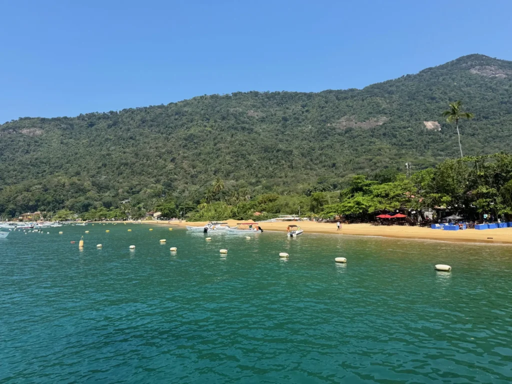 Brasile per nomadi digitali 19 La spiaggia davanti al paese, a Ilha Grande. Settembre 2024.