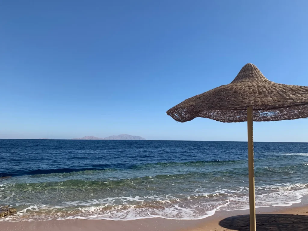 Egitto per nomadi digitali 2 Il mare davanti a Sharm el-Sheikh, con l’isola di Tiran all’orizzonte. Dicembre 2018.
