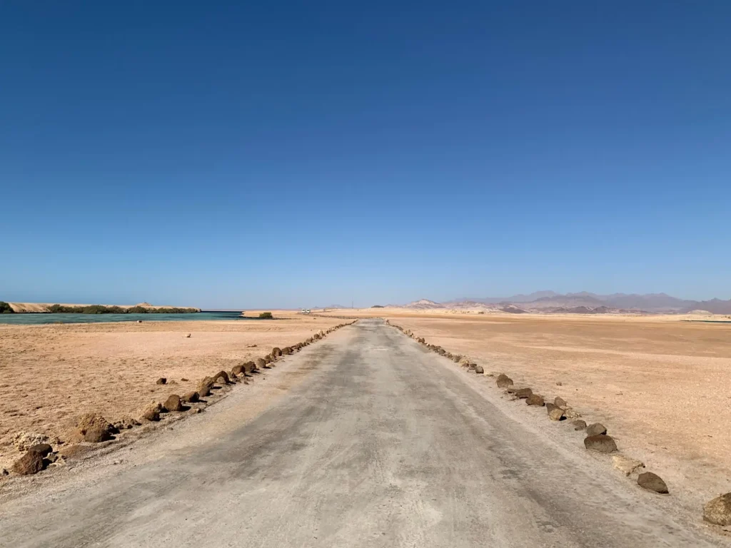 Egitto per nomadi digitali 3 La strada che scende verso Ras Mohammed, alla punta sud del Sinai. Dicembre 2018.
