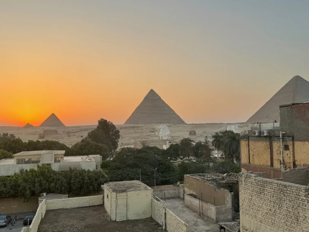 Egitto per nomadi digitali 6 Le piramidi sopra i tetti di Giza: la città arriva fino al recinto. Ottobre 2023.