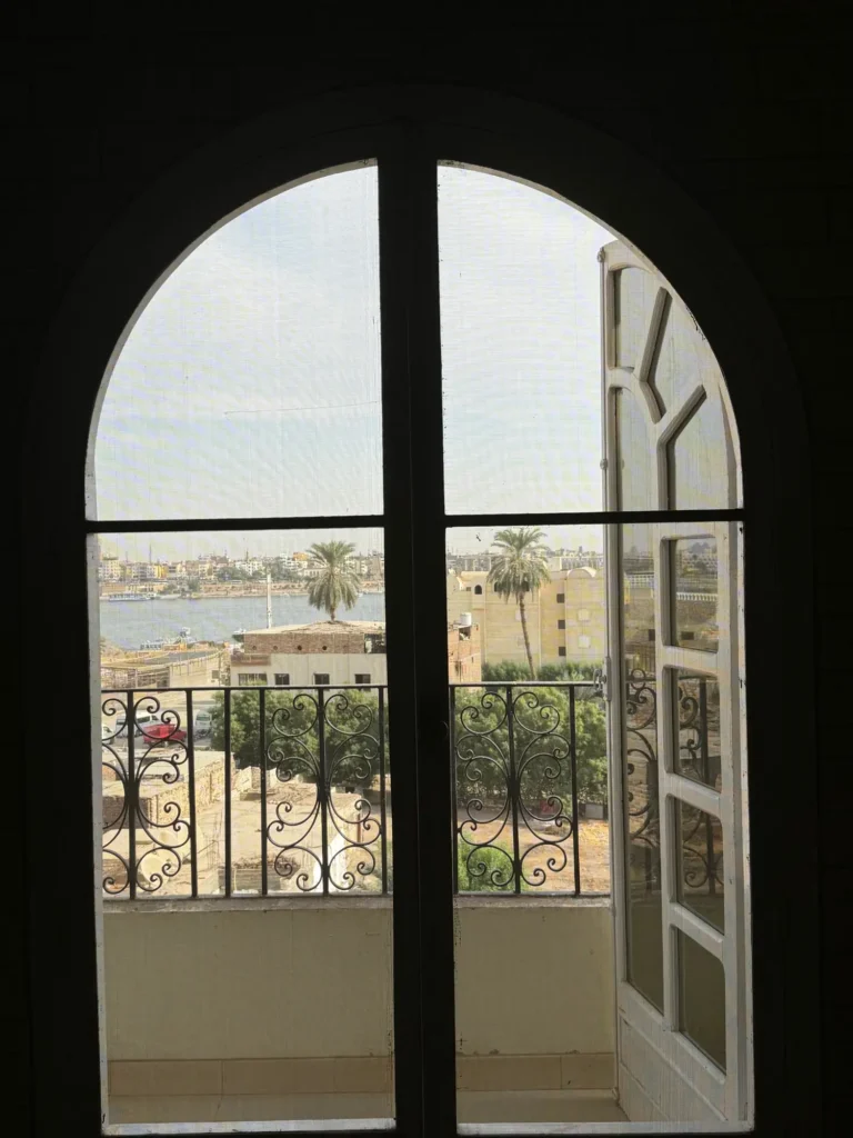 Egitto per nomadi digitali 12 La finestra della stanza, sul Nilo a Luxor. Ottobre 2023.