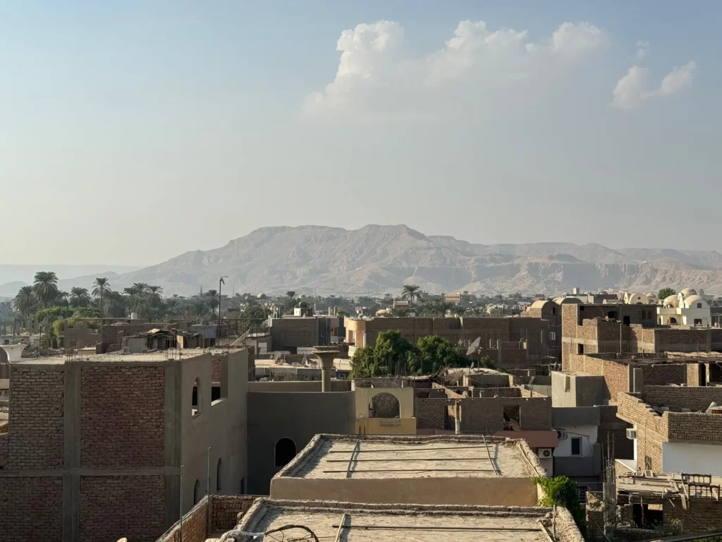 Egitto per nomadi digitali 13 I tetti di Kurna e le colline tebane, sulla riva ovest di Luxor. Ottobre 2023.