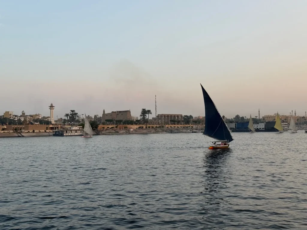Egitto per nomadi digitali 14 Una feluca a vela nera davanti a Luxor. Ottobre 2023.