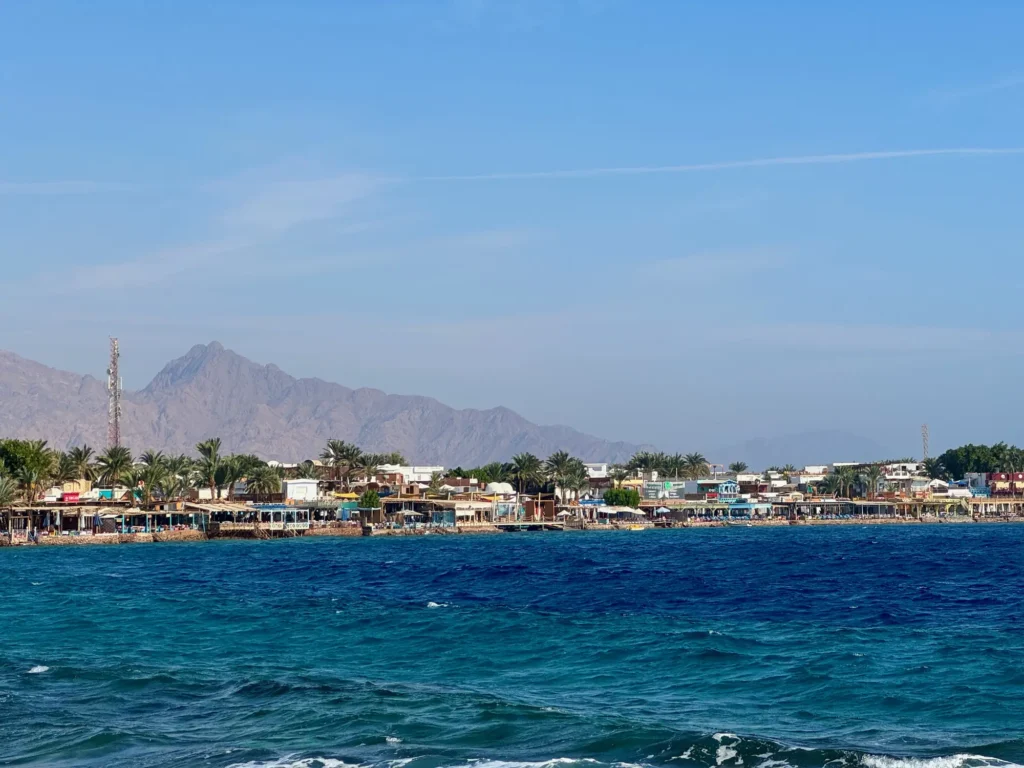 Egitto per nomadi digitali 15 Dahab vista dall’acqua, con la parete del Sinai dietro. Novembre 2023.