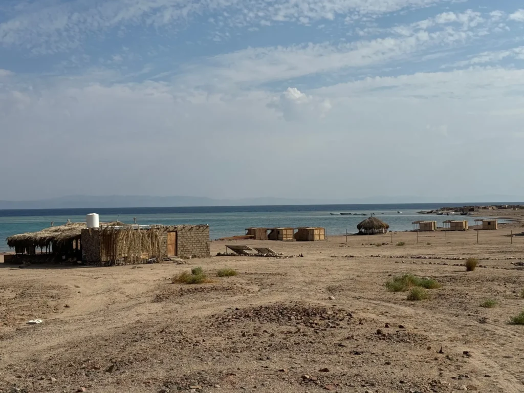 Egitto per nomadi digitali 16 Le capanne del campo beduino alla Blue Lagoon, a nord di Dahab. Novembre 2023.
