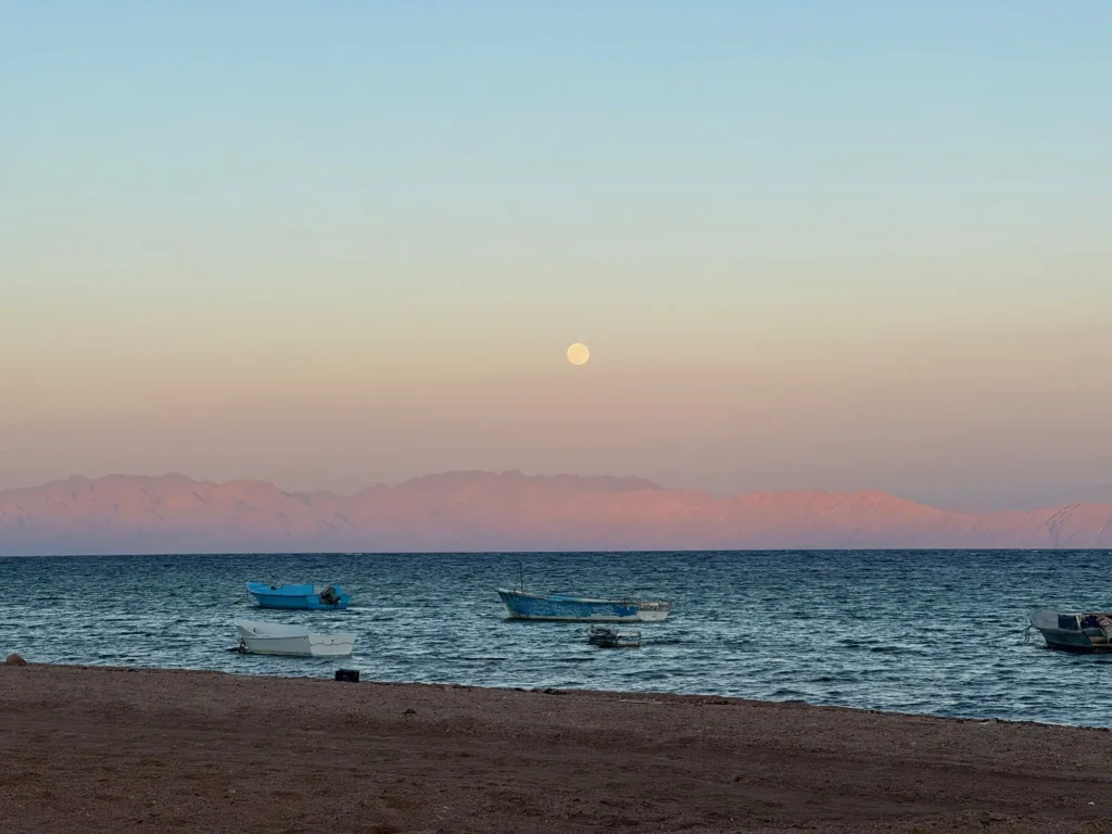 Egitto per nomadi digitali 18 La luna sopra le montagne dell’Arabia Saudita, dalla spiaggia di Dahab. Dicembre 2023.