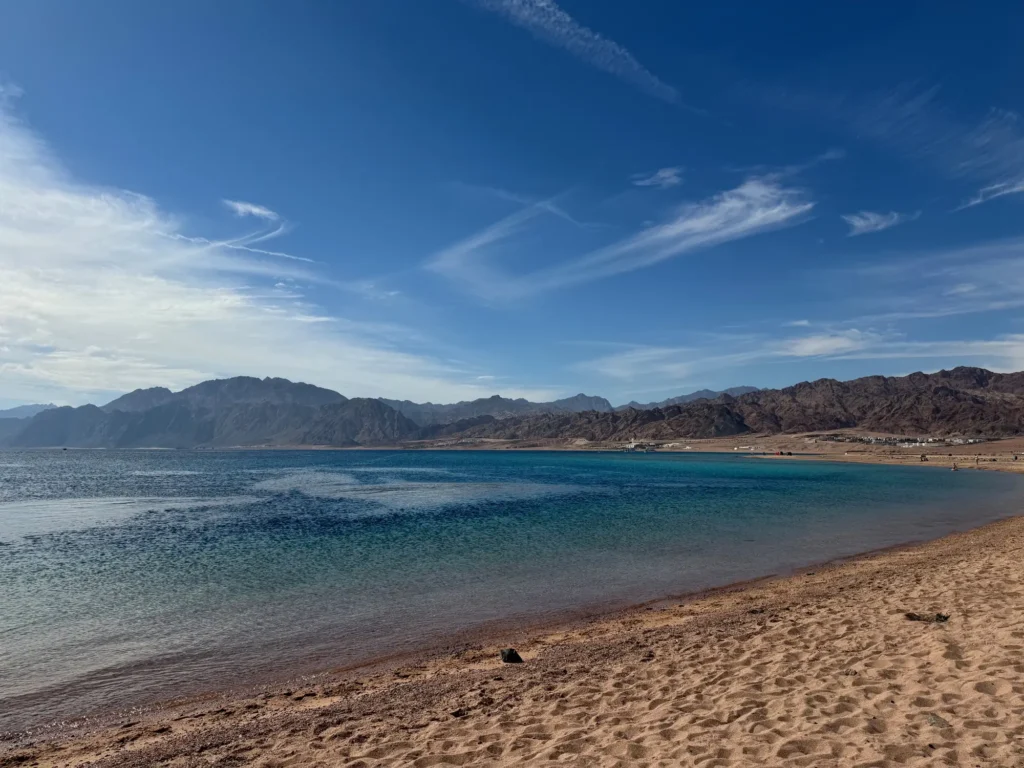 Egitto per nomadi digitali 19 La laguna di Dahab e le montagne del Sinai. Gennaio 2024.