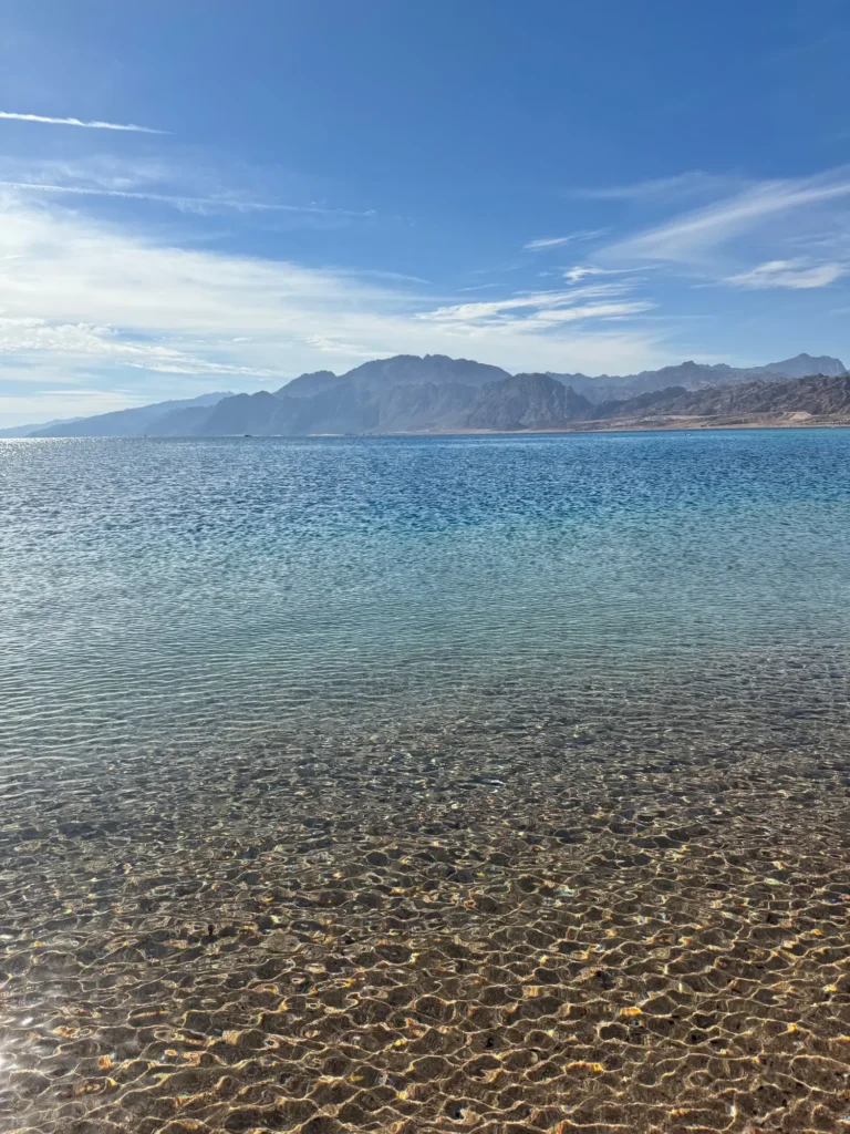 Egitto per nomadi digitali 20 L’acqua della laguna di Dahab, dove si tocca per decine di metri. Gennaio 2024.