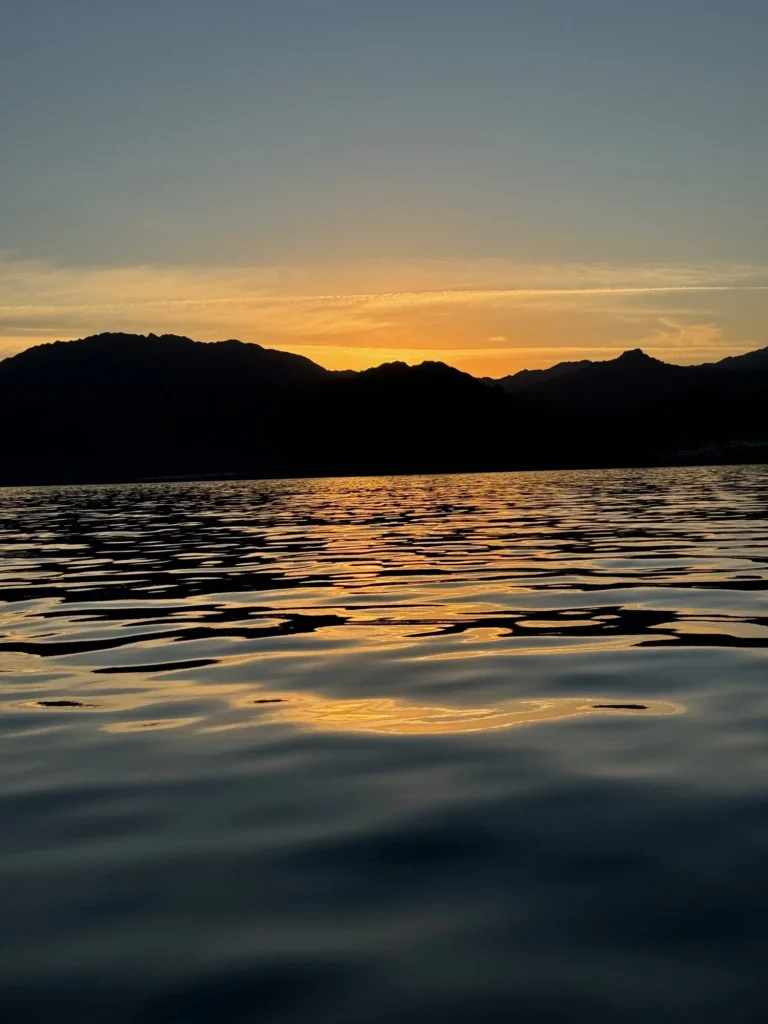 Egitto per nomadi digitali 21 Il tramonto dietro le montagne del Sinai, dalla laguna di Dahab. Gennaio 2024.