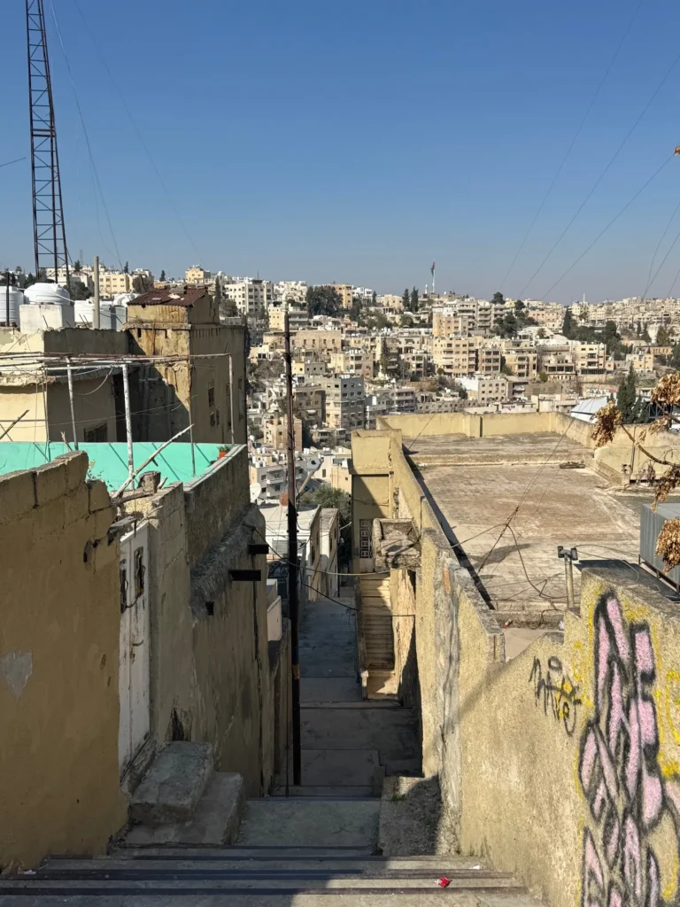 Giordania per nomadi digitali 2 Le scale fra le case di Amman, che è costruita su sette colline. Febbraio 2025.