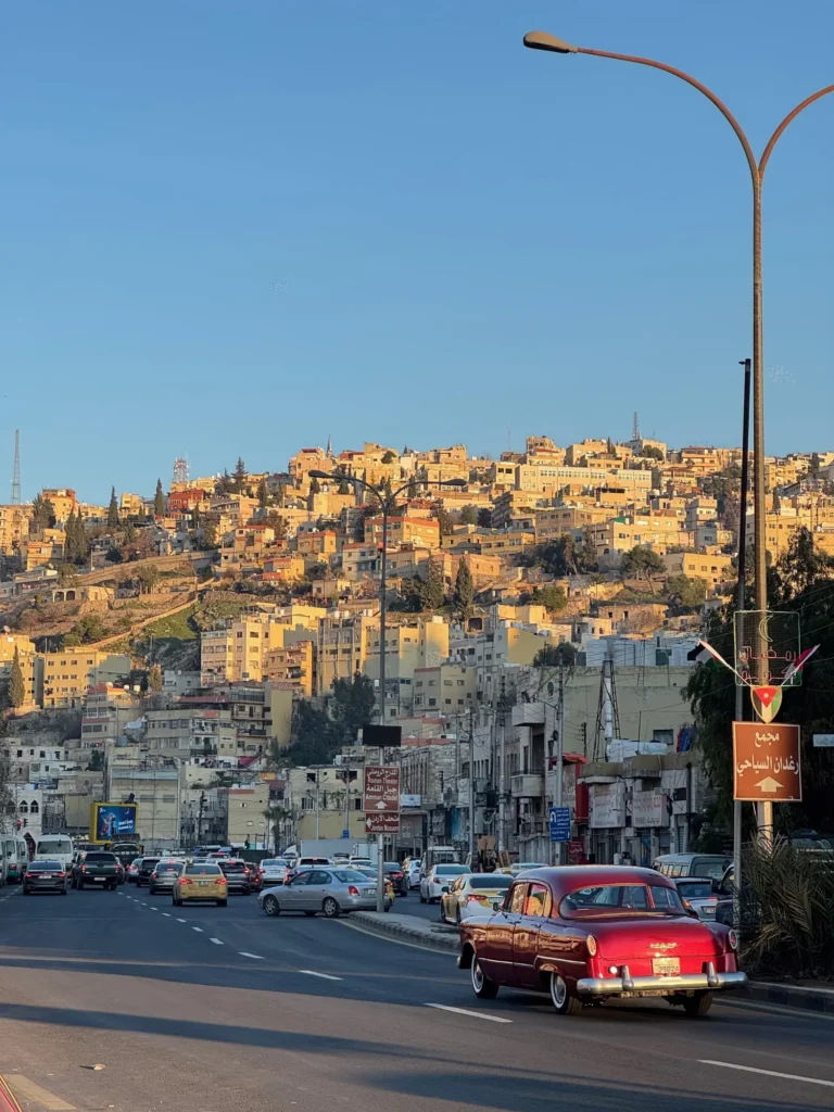 Giordania per nomadi digitali 3 Il traffico e la collina di Jabal Amman, dal centro. Febbraio 2025.