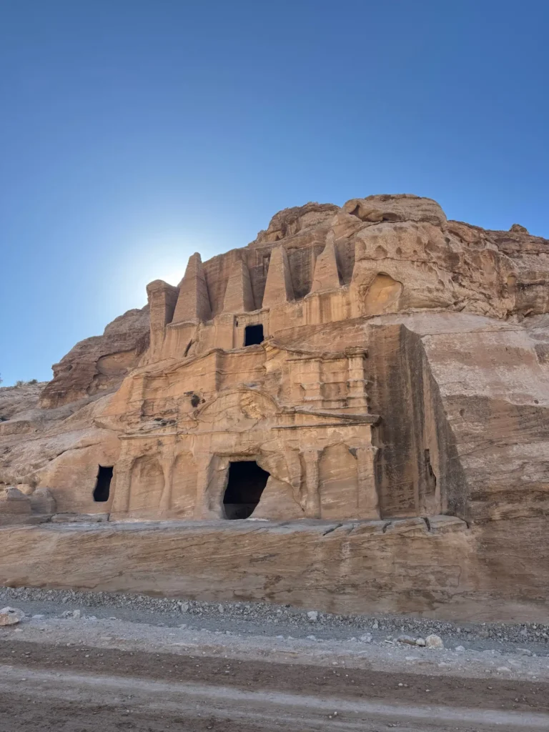 Giordania per nomadi digitali 7 La Tomba dell’Obelisco, all’inizio del percorso di Petra. Marzo 2025.