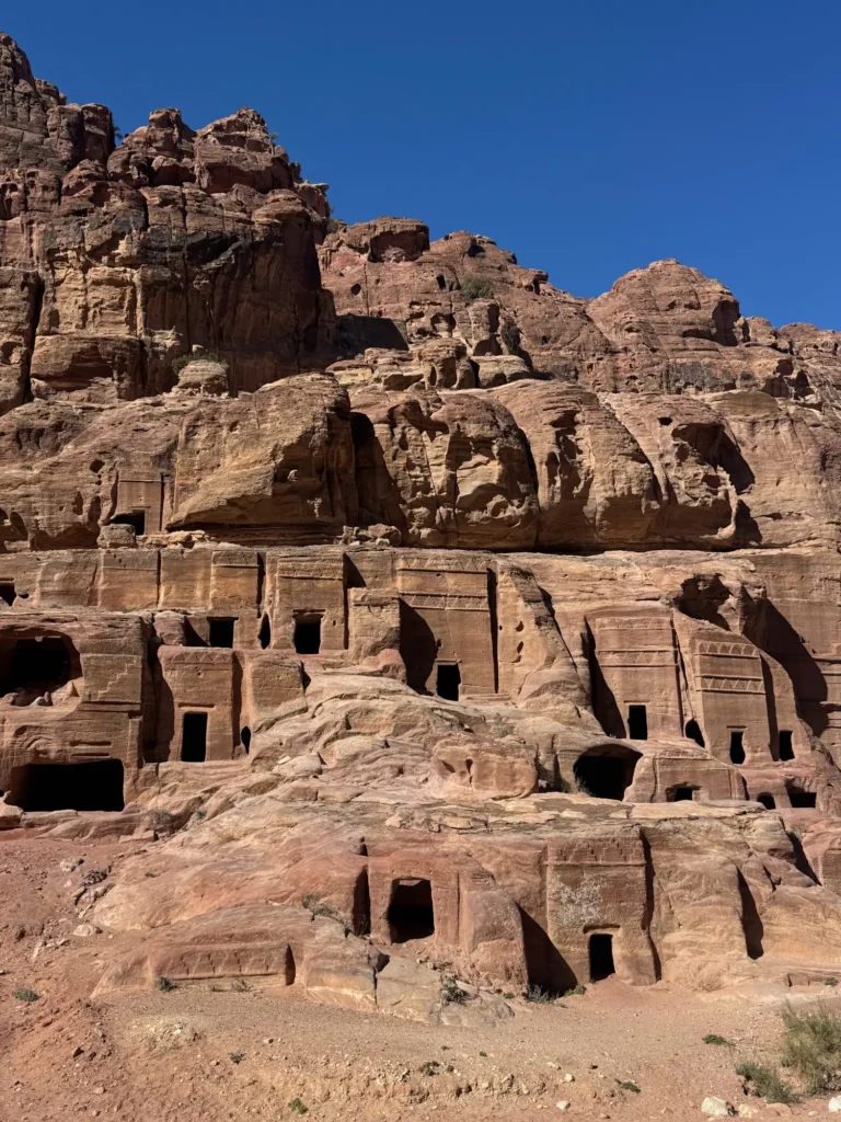 Giordania per nomadi digitali 11 Le facciate delle tombe scavate nella roccia a Petra. Marzo 2025.