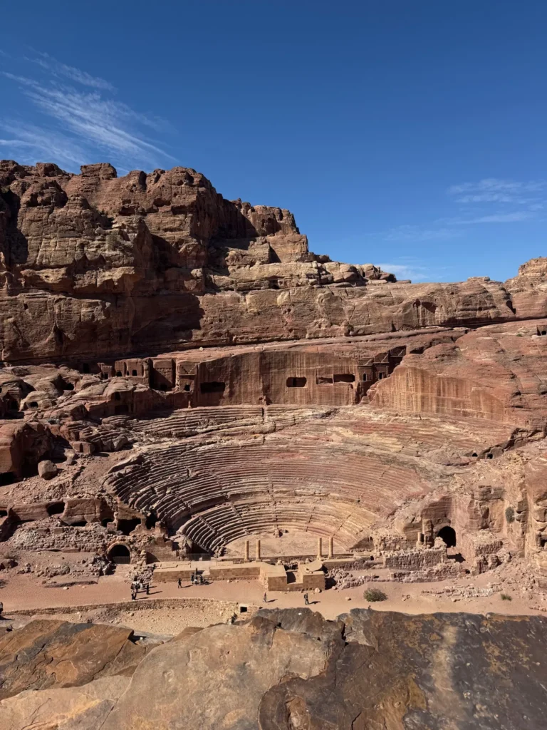 Giordania per nomadi digitali 12 Il teatro nabateo di Petra, ricavato scavando la montagna. Marzo 2025.