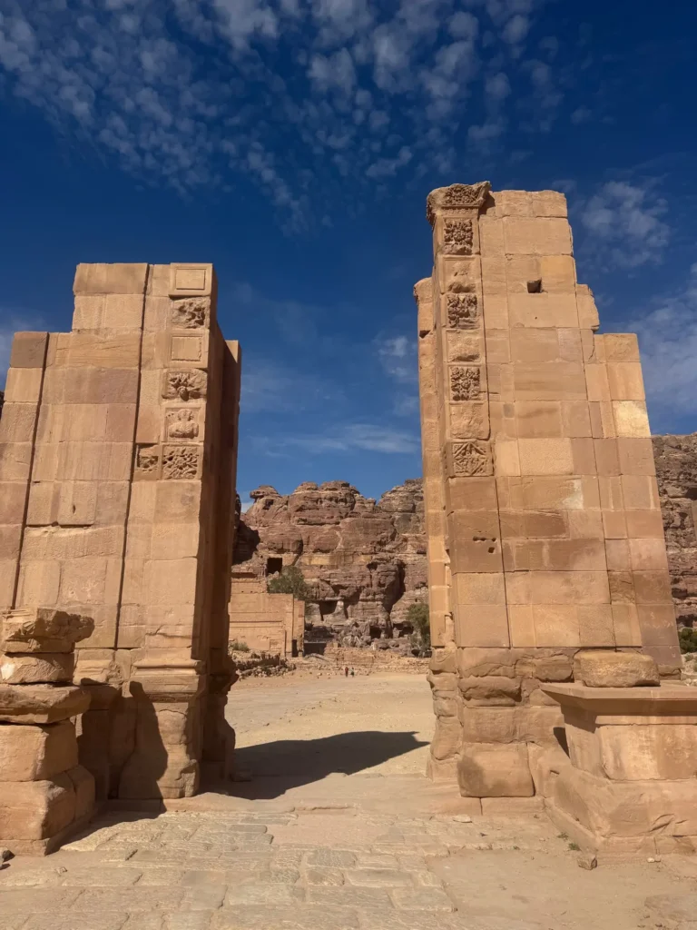 Giordania per nomadi digitali 13 I pilastri del Grande Tempio, lungo la via colonnata. Marzo 2025.