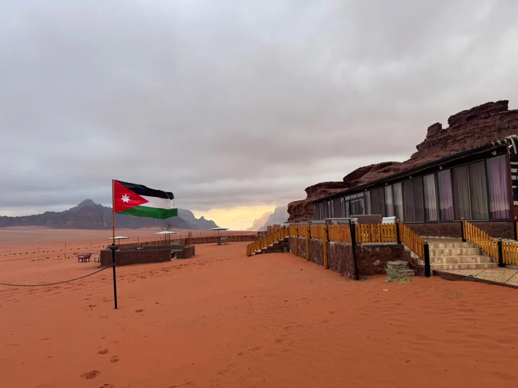 Giordania per nomadi digitali 14 Il campo nel deserto del Wadi Rum, con la bandiera giordana. Marzo 2025.