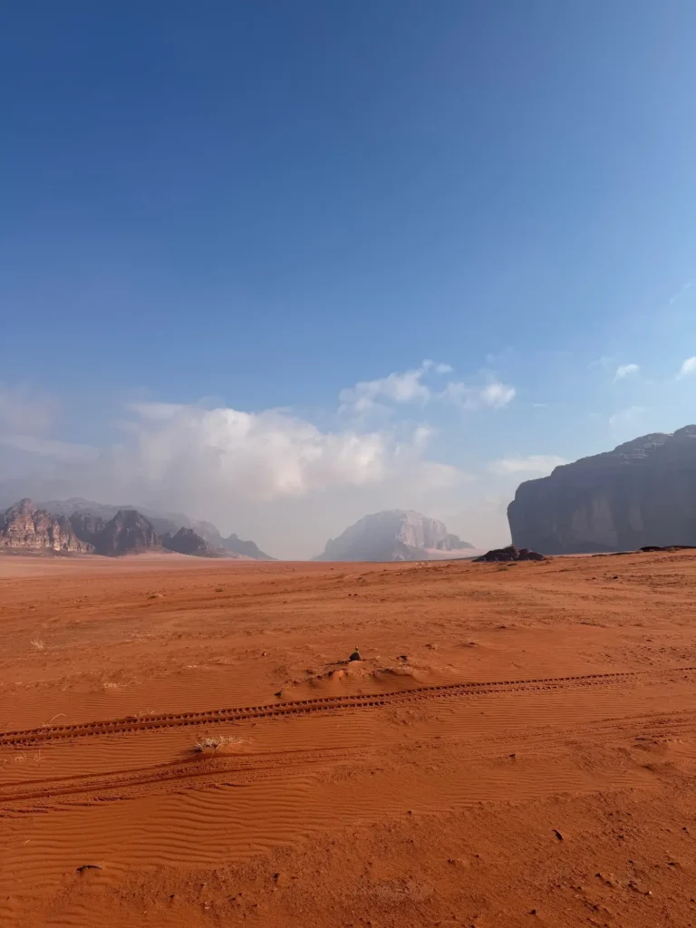 Giordania per nomadi digitali 15 Le tracce dei fuoristrada sulla sabbia rossa del Wadi Rum. Marzo 2025.
