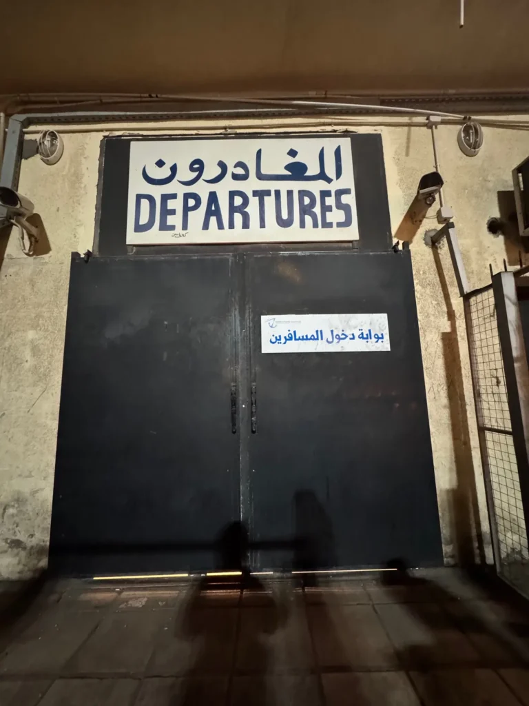 Giordania per nomadi digitali 20 La porta delle partenze al terminal dei traghetti di Aqaba. Marzo 2025.