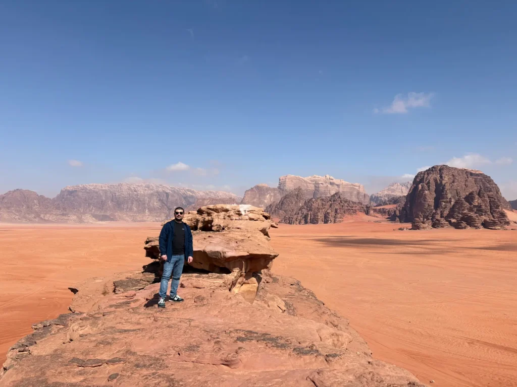 Giordania per nomadi digitali 21 In piedi su una roccia del Wadi Rum, per capire la scala. Marzo 2025.