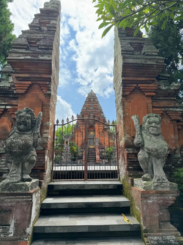 Indonesia per nomadi digitali 2 La porta di un tempio a Ubud, con i guardiani di pietra ai lati. Febbraio 2024.