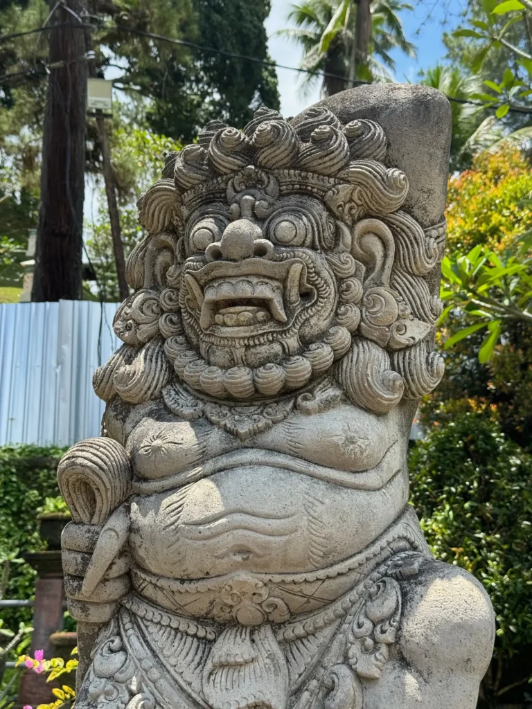 Indonesia per nomadi digitali 9 Un guardiano di pietra all’ingresso del tempio. Febbraio 2024.