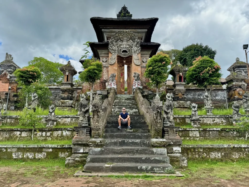 Indonesia per nomadi digitali 11 Le scale di un tempio balinese, per dare la scala. Febbraio 2024.