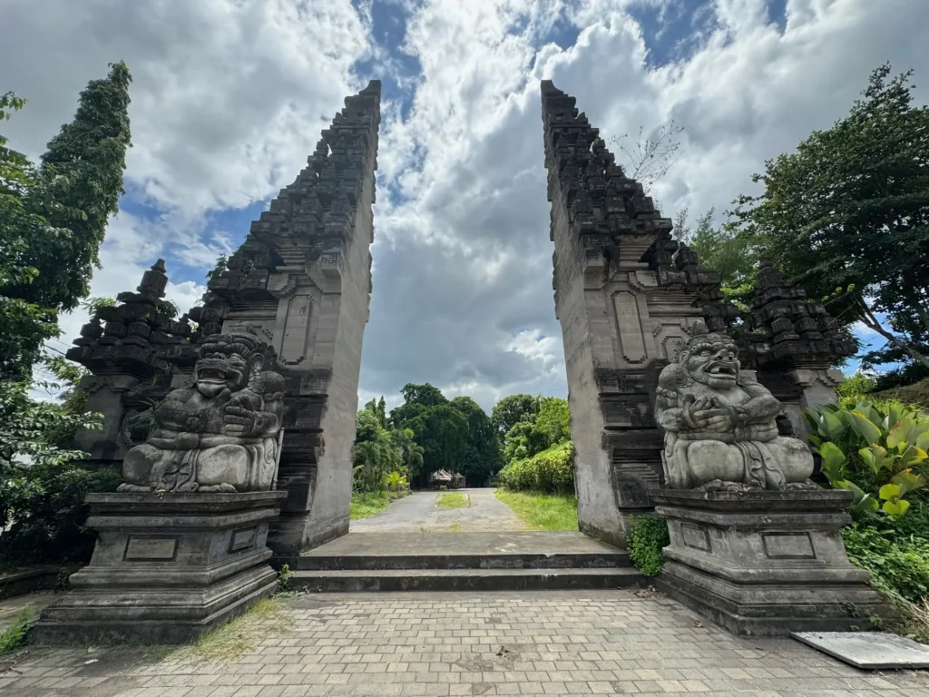 Indonesia per nomadi digitali 12 Il candi bentar, la porta spezzata dei templi balinesi. Febbraio 2024.