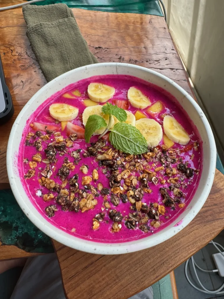 Indonesia per nomadi digitali 13 Colazione e portatile a Ubud, che è il motivo per cui la gente ci resta. Febbraio 2024.