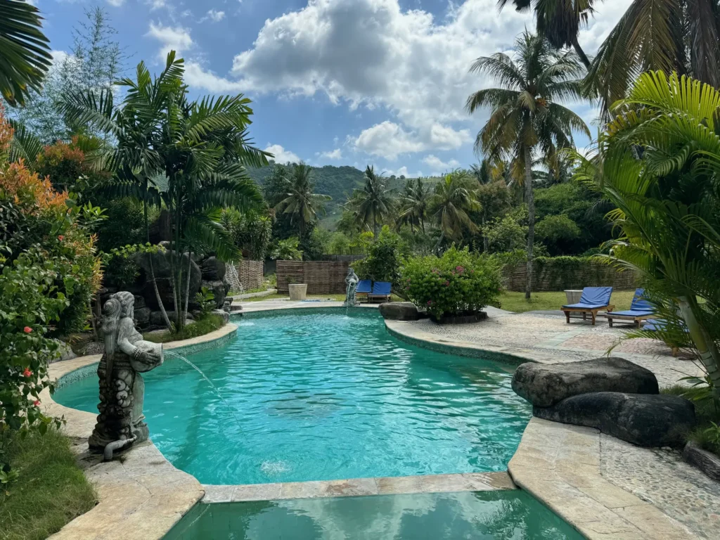 Indonesia per nomadi digitali 14 La piscina di un resort a Kuta Lombok. Febbraio 2024.