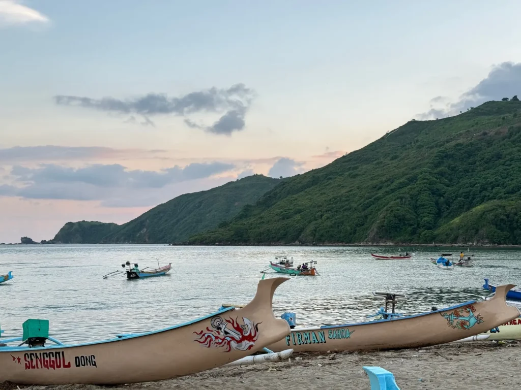 Indonesia per nomadi digitali 15 Una barca da pesca sulla spiaggia di Kuta Lombok al tramonto. Febbraio 2024.