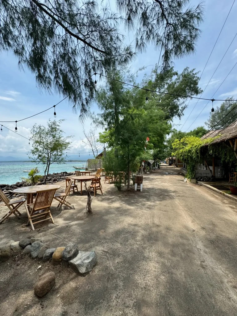 Indonesia per nomadi digitali 16 La strada principale di Gili Air, con i tavolini e le lucine. Febbraio 2024.